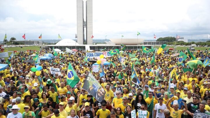 17 capitais têm atos por voto impresso e Bolsonaro volta a ameaçar eleições