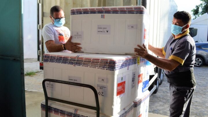Alagoas recebe nesta quinta-feira (09) nova remessa com 54.690 imunizantes contra a Covid-19