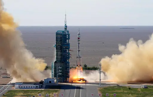 China lança com sucesso missão que ficará 6 meses no espaço